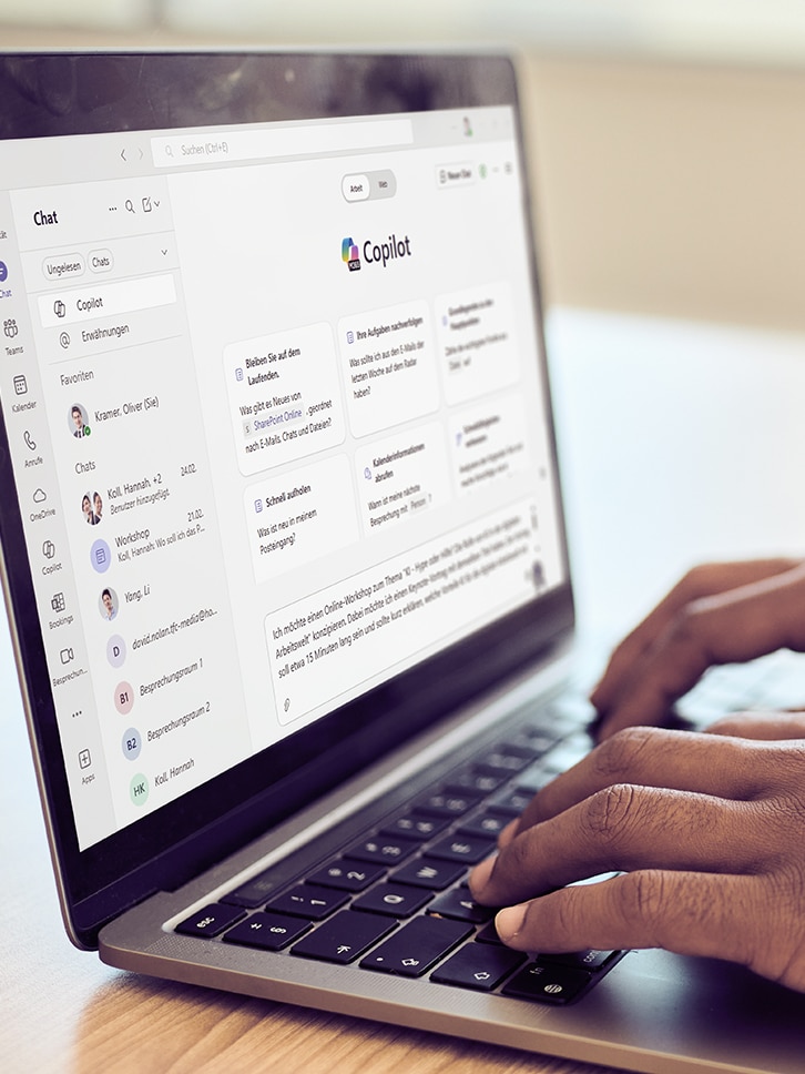 Jemand arbeitet am Laptop mit geöffneter Microsoft 365 Copilot Startmaske in Microsoft Teams.